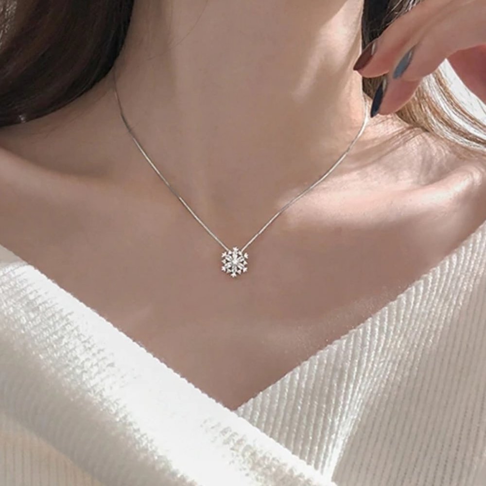*NEW Sterling Silver Diamond Snowflake Necklace
